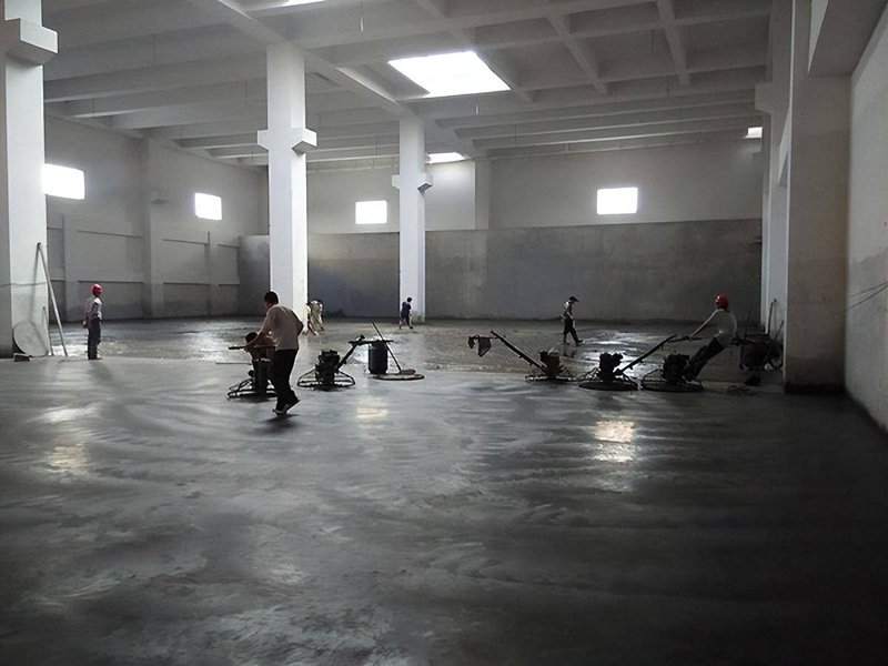 耐磨地坪包工包料多少钱一平方?这不仅是许多施工方最关心的问题,也是众多业主在选择地坪时最为纠结的一点。